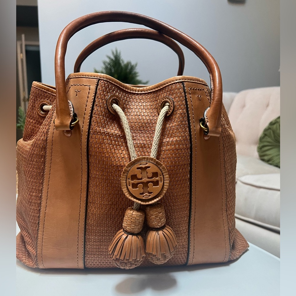 100% AUTHENTIC Tory Burch woven and leather bucket bag.